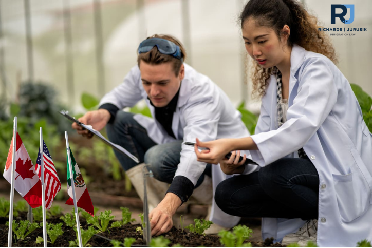 How to Qualify for a Visa Status as a Biologist