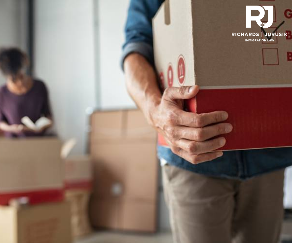 How Do I Bring My Belongings to the U.S. While On a Visa?