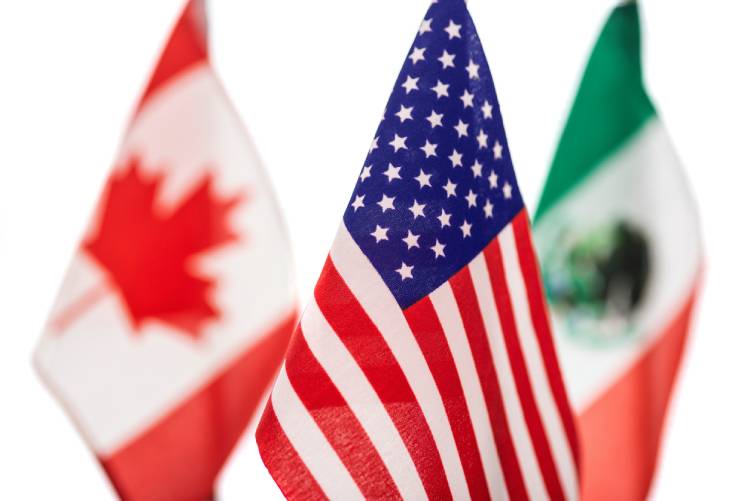 Can I commute from Canada or Mexico to the USA on a green card?